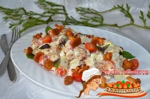 Салат из лисичек с крабовыми палочками, яйцами и помидорами черри