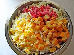 Салат из пекинской капусты с яйцами, колбасой и сухариками рецепт приготовления