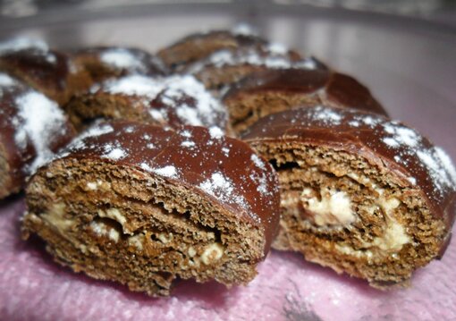 Приготовление бисквитного рулета рецепт со сгущенкой и шоколадной глазурью: