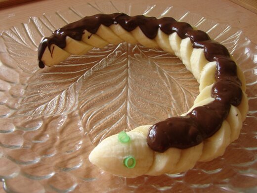 Банановый червячок в шоколаде детский десерт на праздник