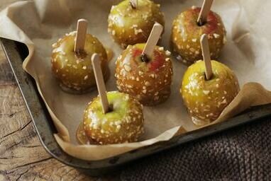 Яблоки-ёжики в карамели на палочках , детский десерт
