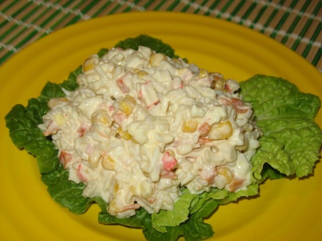 Крабовый салат с кукурузой , рисом и крабовыми палочками