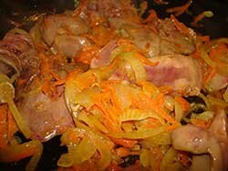 Печень куриная с овощами в томатном соусе