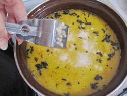 Суп с плавленым сыром и базиликом