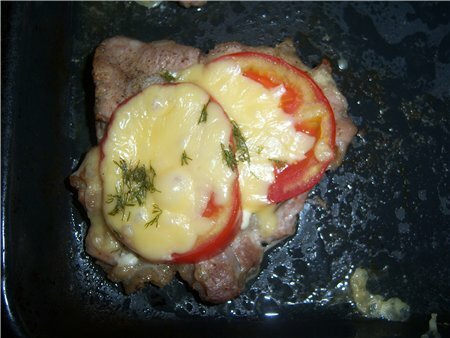 Отбивная из свинины, запеченная под помидором с сыром 