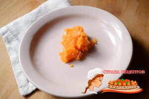 мелко натираем морковь