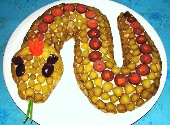 Теперь наш салат Царевна-змейка из горбуши консервированной  Царевна змейка на новый год 2013  готов