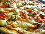 Пицца с сосисками и свежими овощами – ароматная и нежная выпечка