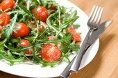 Салат с рукколой помидорами и пармезаном рецепт 