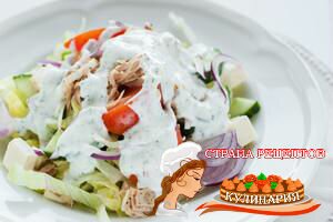 Средиземноморский салат с тунцом и греческой заправкой, рецепт