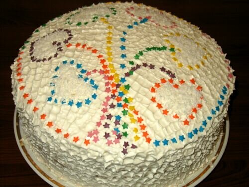 В целом торт на 14 февраля то есть на день влюбленных очень гармоничный, в нем нет ничего лишнего.