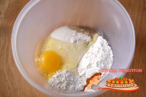 яйцо соединить с сыпучими ингредиентами