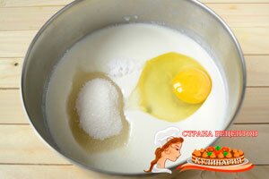 соединим яйцо кефир и сахар