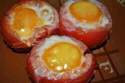Яйцо запеченное в помидоре рецепт закуски с фото.