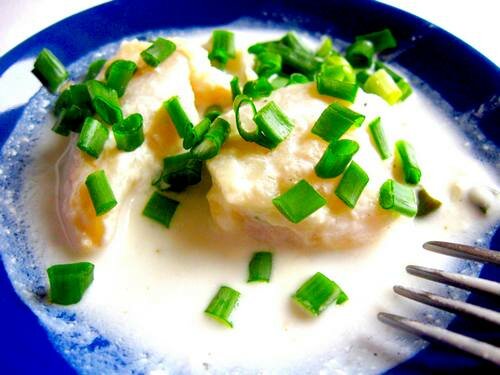 мерлуза - хек запеченный в духовке в сметанном соусе с зеленым луком – это ваш выбор!