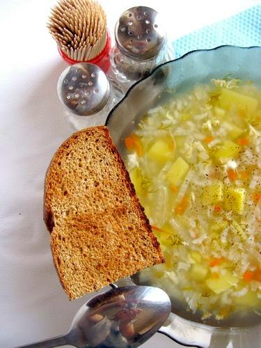 Подавать диетический суп можно с ржаным или злаковым хлебом или сухариками.