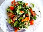 Салат из свежих овощей с растительным маслом и зеленью