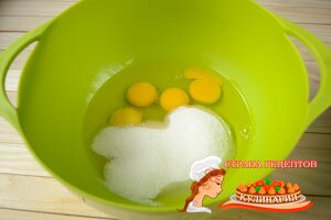 соединим яйца и сахар