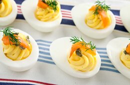 Яйца фаршированные рецепты чем нафаршировать яйца 