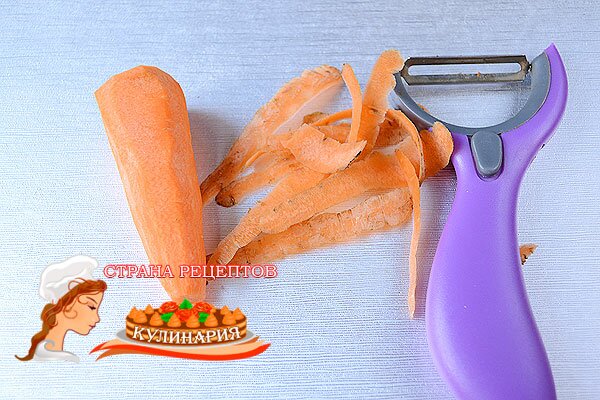 чистим морковь